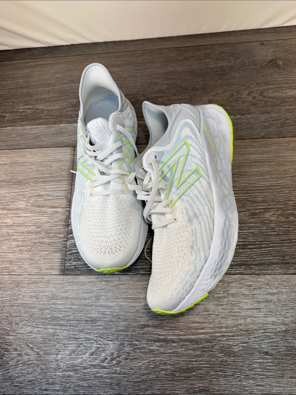 New Balance Women's White Running Shoes with Neon Yellow Accents Sz 9 (j278)